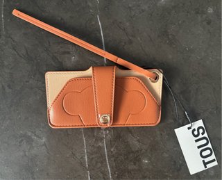 Funda gafas piel Tous marrón.