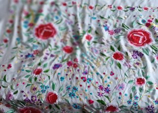Mantón blanco bordado floral