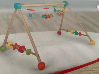 Gimnasio madera bebé con figuras