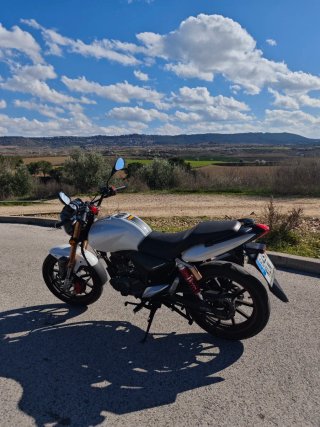 Keeway RKV 125 Naked Blanca