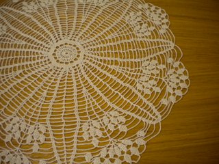ELEGANTE CENTROTAVOLA IN COTONE A RETE FATTO A MAN