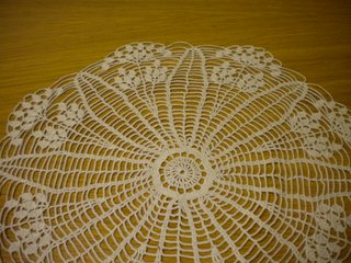 ELEGANTE CENTROTAVOLA IN COTONE A RETE FATTO A MAN