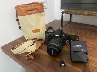 Cámara Nikon D3100 con objetivo y accesorios