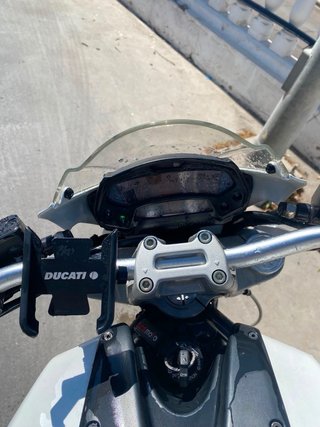 Ducati Monster 696 Blanca