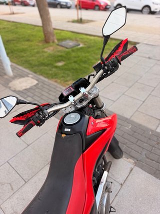 Honda FMX650 Supermotard Roja y Negra