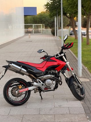 Honda FMX650 Supermotard Roja y Negra