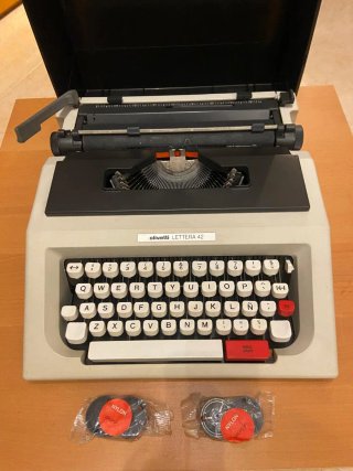 Máquina de escribir Olivetti Lettera 42