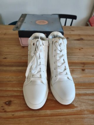 Botines Chika10 cuña blanca y detalles dorados tal