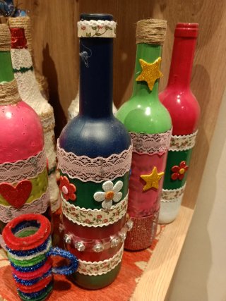 Botellas, botes y vasitos decoradas artesanalmente