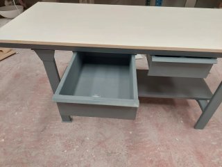 Mesa de trabajo con cajones y estante