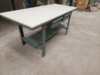 Mesa de trabajo con cajones y estante