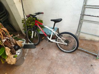 Bicicleta infantil roja y blanca