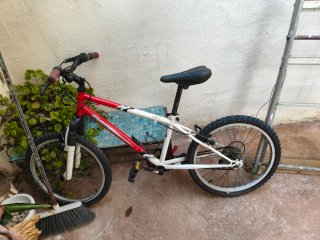 Bicicleta infantil roja y blanca