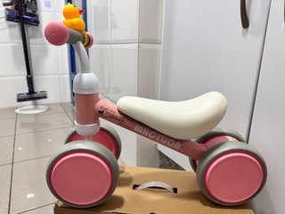 Bicicleta de equilibrio rosa para niños