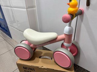 Bicicleta de equilibrio rosa para niños