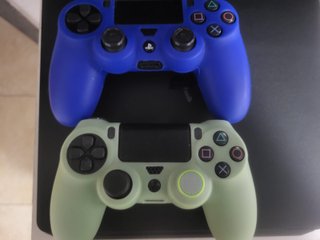 PS4 (PlayStation 4) Negra 1tb + 2 Mandos+3 Juegos