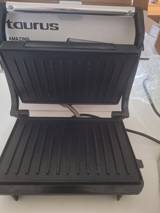 Sandwichera Taurus Amazing GR1700 700W