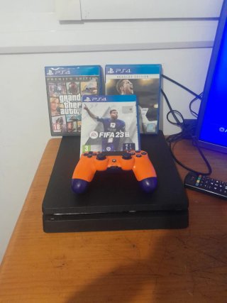 PS4 Slim + 3 Giochi: FIFA 23, GTA V, Cristiano Ron