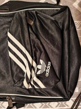 Mochila Adidas Negra y blanca