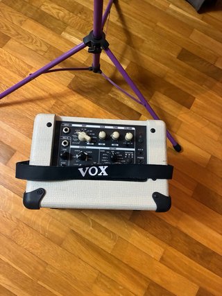 Guitarra Ortega y amplificador Vox