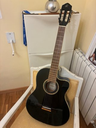 Guitarra Ortega y amplificador Vox