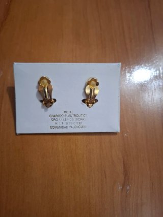 Pendientes perla chapados oro.