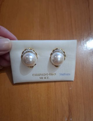 Pendientes perla chapados oro.