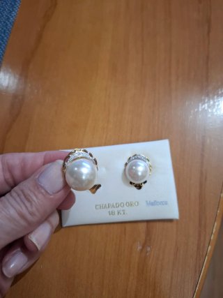 Pendientes perla chapados oro.