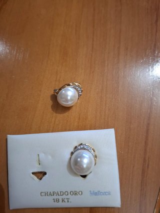 Pendientes perla chapados oro.
