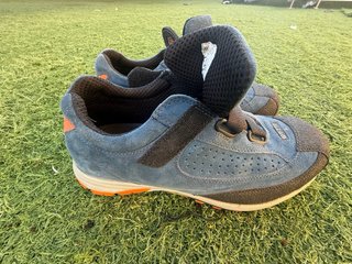 Zapatos de seguridad Base azules y naranjas