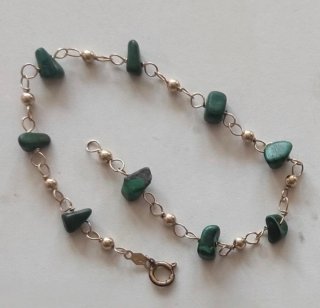 Collar y pulseras Golfiel dorados con piedras