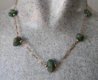 Collar y pulseras Golfiel dorados con piedras