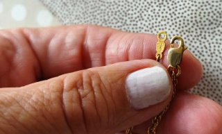 Collar y pulseras Golfiel dorados con piedras