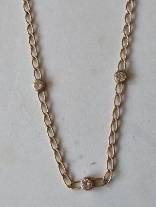 Collar y pulseras Golfiel dorados con piedras