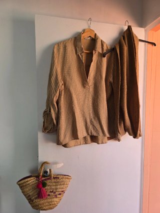 Blusa beige con rayas blancas y regalo bufanda