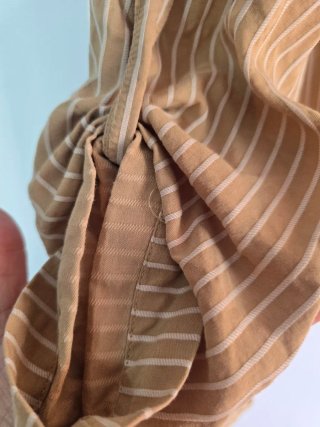 Blusa beige con rayas blancas y regalo bufanda