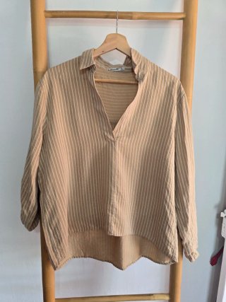 Blusa beige con rayas blancas y regalo bufanda