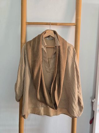 Blusa beige con rayas blancas y regalo bufanda