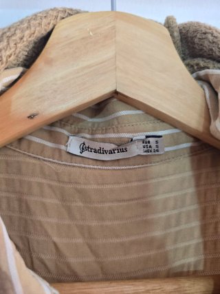 Blusa beige con rayas blancas y regalo bufanda