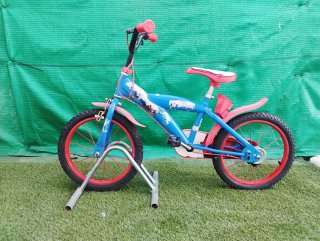 Bicicleta infantil azul y roja