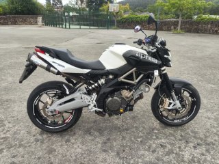 Aprilia Shiver 750 Naked Negra y Blanca