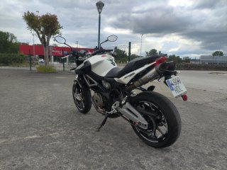 Aprilia Shiver 750 Naked Negra y Blanca