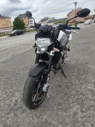 Aprilia Shiver 750 Naked Negra y Blanca