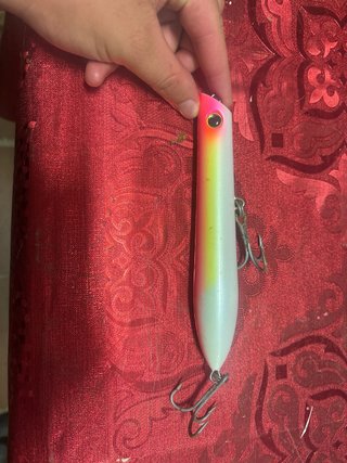 Señuelo de pesca rosa y blanco . Marca YO-ZURY