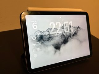 iPad mini grigio con custodia e Apple Pencil