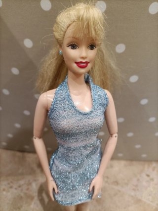 Muñeca Barbie rubia con vestido azul