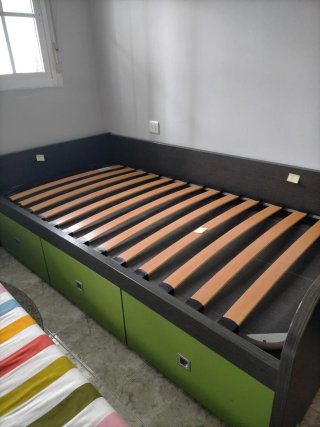 Habitación juvenil, cama nido y escritorio