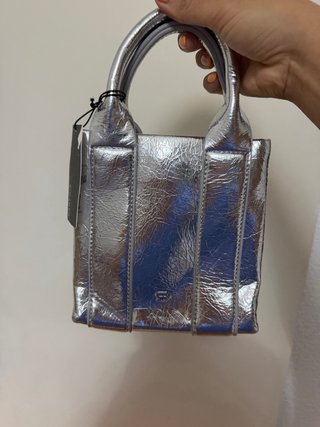 Bolso de hombro plateado