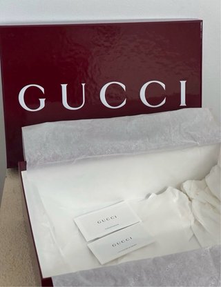 Zapatos de cuña Gucci blancos y plateados