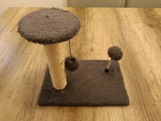 Rascador para gatos con juguete